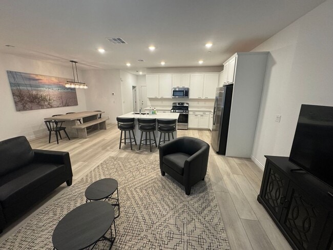 Building Photo - Modern Furnished Townhome with Style, Spac...