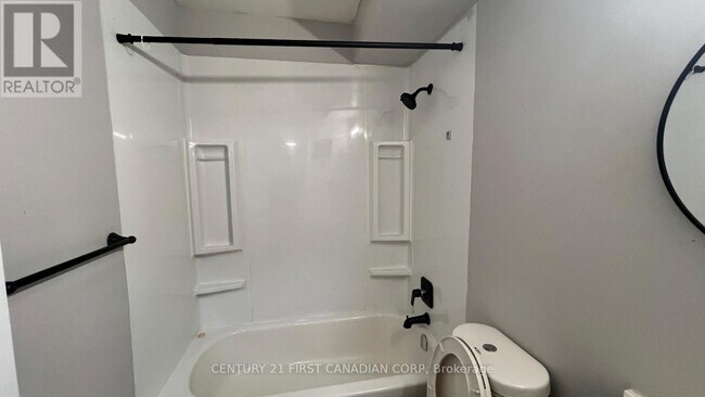 Photo - 871 Adelaide St N