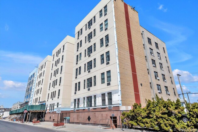 Building Photo - 25 W Broadway Unit 207