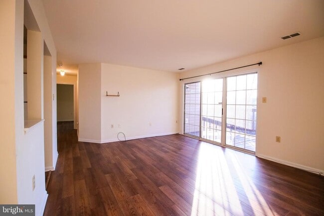 Building Photo - 102 Timberlake Terrace Unit 7