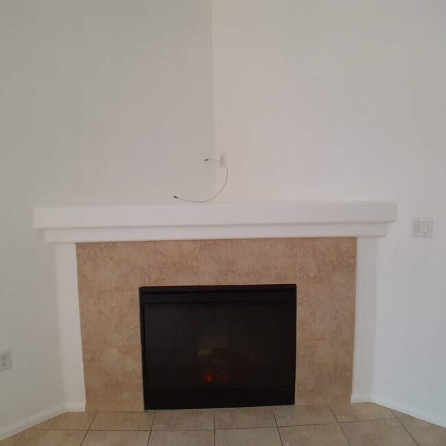 Fireplace - 2305 W Horizon Ridge Pky Unidad 1114