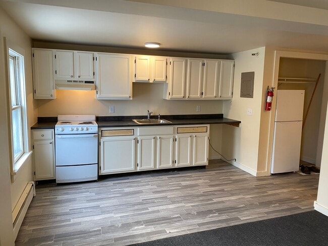 Building Photo - 1 Bedroom Apartment on the Vibrant Winooski Circle Available 7/1! Unit 202