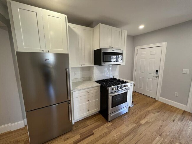 Building Photo - 2.0 bedroom in Cambridge Massachusetts 02140 Unit U4 Rental