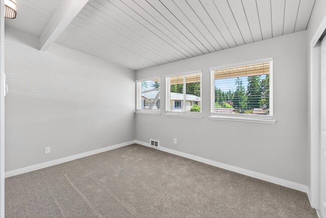 Carpeted bedroom with plenty of natural light - Horizon Park