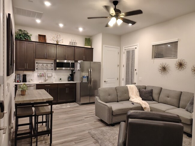 Kitchenette/Laundry/Sideyard door - 521 S 197th Ln Unidad 2