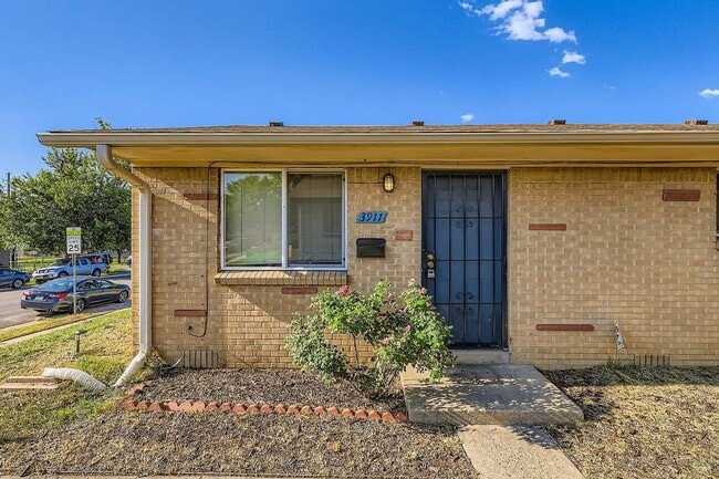Building Photo - Charming 2BR Townhome in Sunnyside Denver
