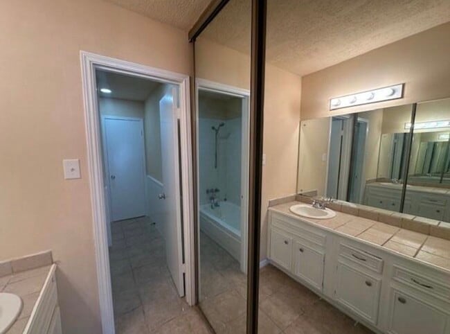 Photo - 5921 Arncliffe Dr Unidad 5921