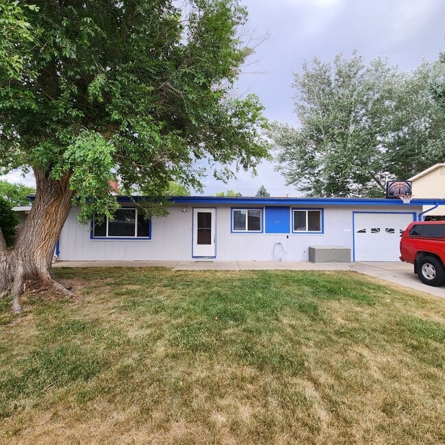 Building Photo - One Level Westside Ranch 4 bd, Single Garage