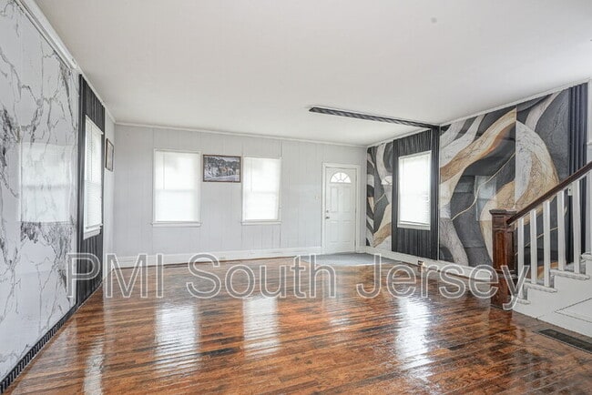 Photo - 121 Oak St