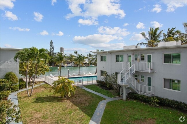 Building Photo - 7207 Bay Dr Unit 4 Rental