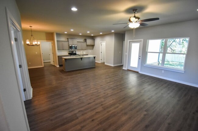 Photo - 4BR/2BA Farmington Home!