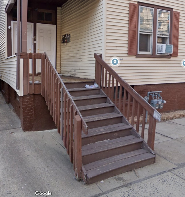 front - 123 Somerset St Unit apt 1