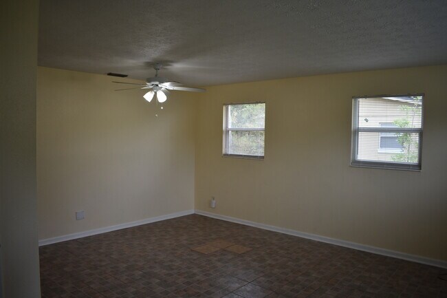 Photo - 2526 Red Robin Dr W