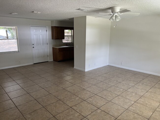 Photo - 308 Fern St