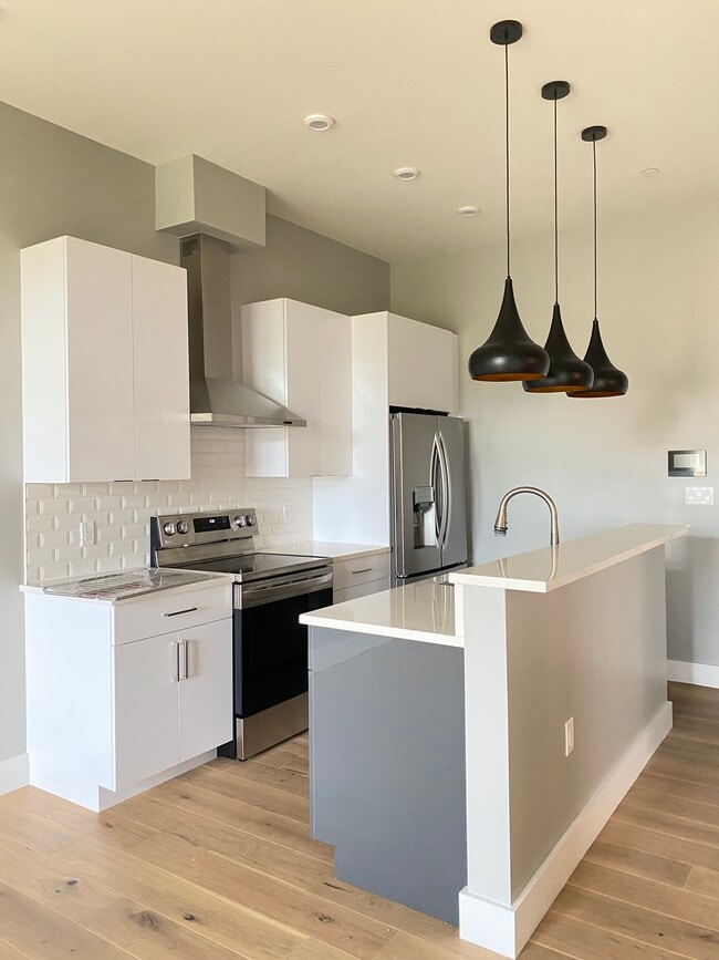 Photo - 60 Cross St E