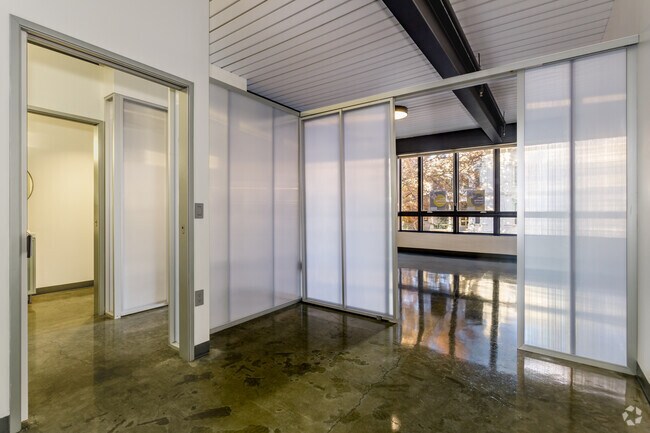 1BR, 1BA - 560SF