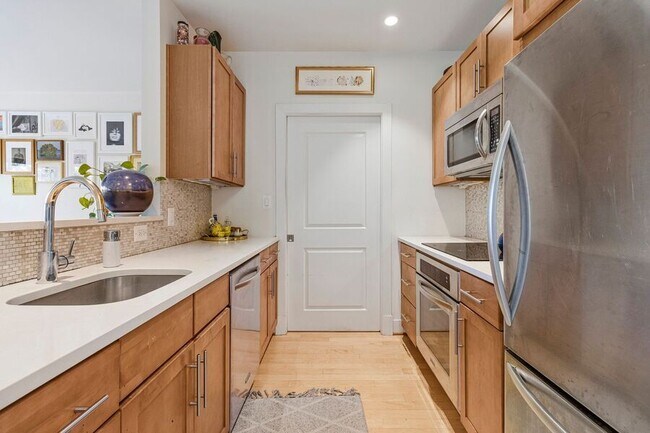 Photo - 5201 Wisconsin Ave NW