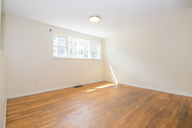 Photo - 133 Glenville Ave Townhome