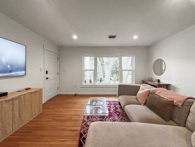 Photo - Beautiful 2-Bedroom Home in Prime Clearwater Location with Spacious Fenced Yard!