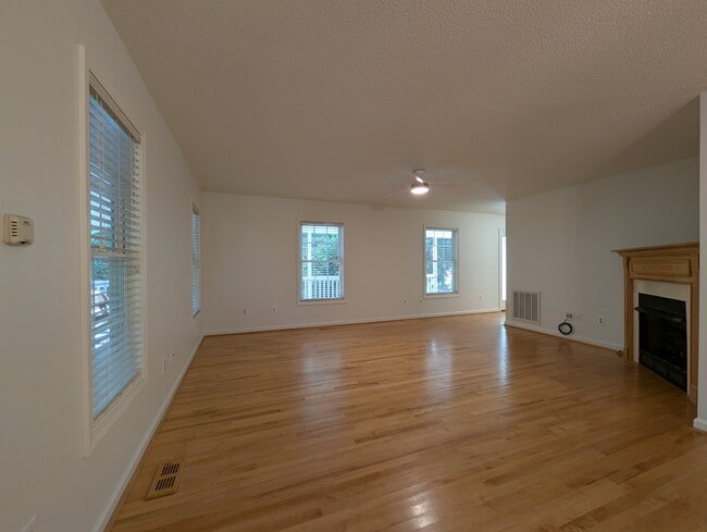 Comida - 14 Weaver Rd