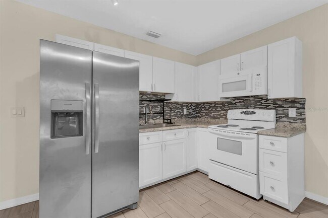 Photo - 613 E 2nd St