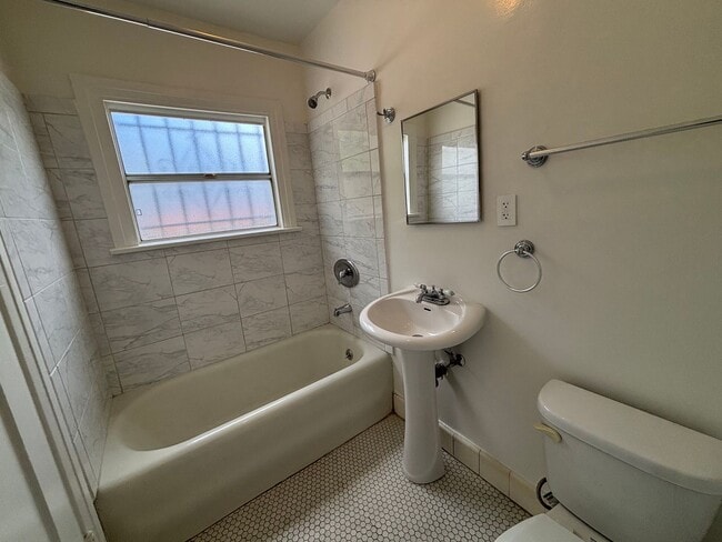 Photo - 2809-2821.5-28215 Rowena Ave Unit 2815