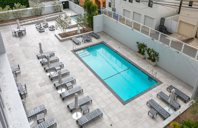 Photo - 999 N Doheny Dr Unidad 402