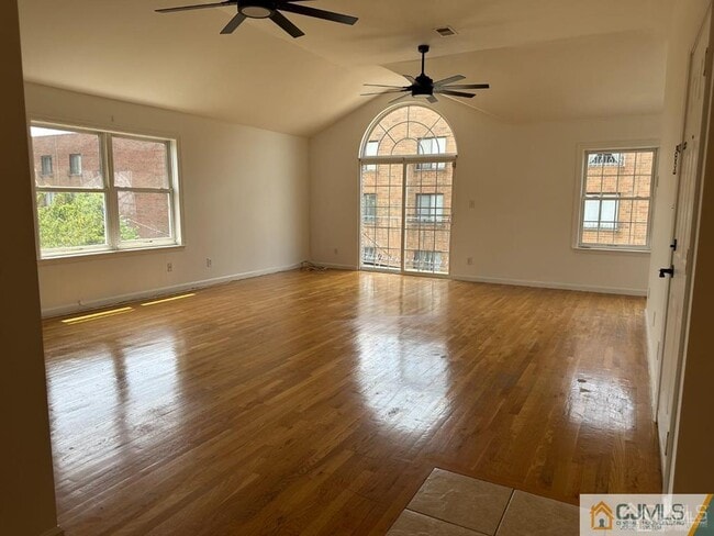 Building Photo - 2024 Grand Ave