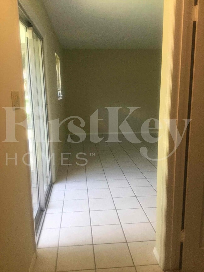Photo - 687 SW Heather St