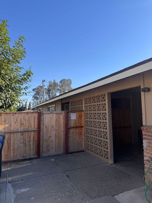 Building Photo - 1020 E Brown Ave Unit 1020 E Brown #A