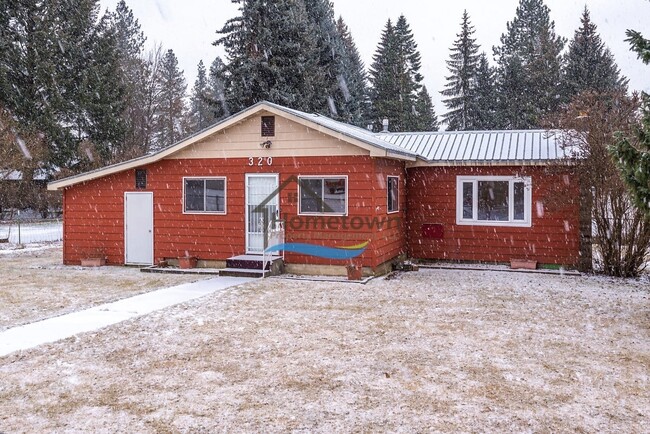 3 Bed 2 Bath Country Home with Fenced Yard... - 3 Bed 2 Bath Country Home with Fenced Yard...