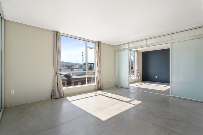 Photo - 285 W 6th St Unidad 518
