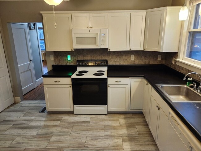 Photo - SHORT TERM Single Family 5 BR House in Harrisonburg Available NOW