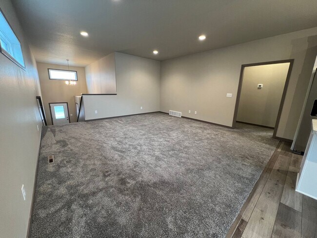 Photo - 756 Prairie Ave