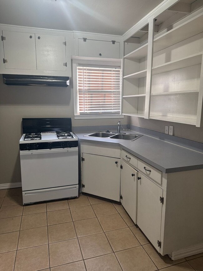 Building Photo - 1409 College St