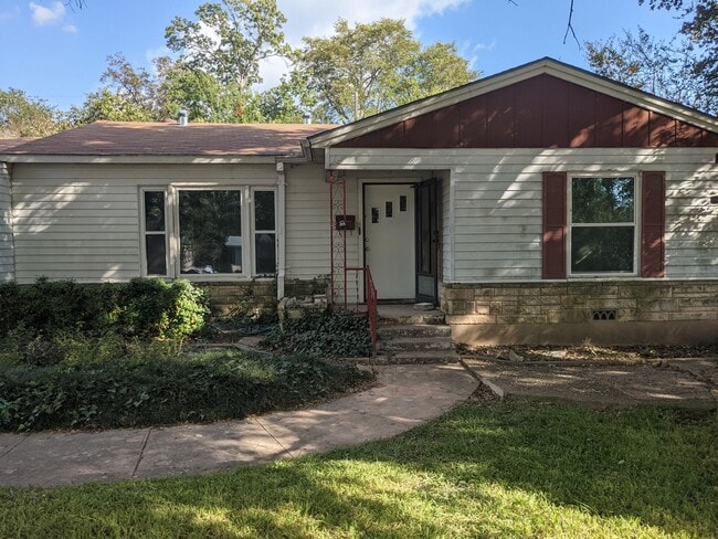 Building Photo - 3 Bed 2 Bath with Enclosed Patio, Fenced Yard, and Garage