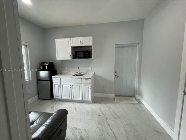Building Photo - 6803 SW 158th Ave Unit EFFIENCY Rental