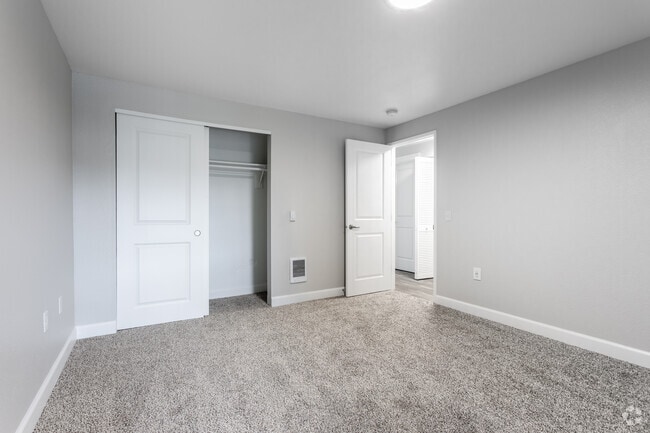 2BR, 1BA 860SF