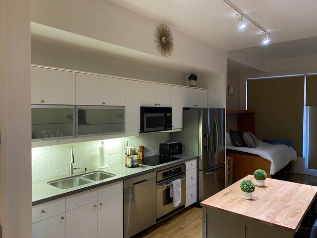 350 W Ash St Unidad Little Italy View Parking