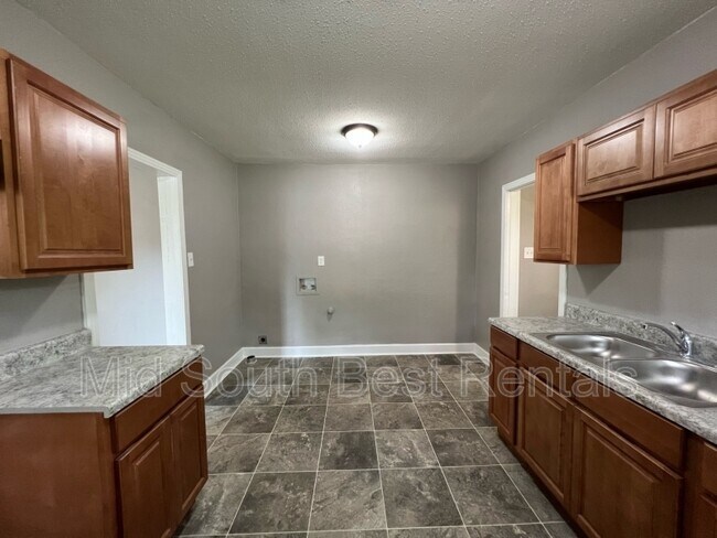 Photo - 877 N Holmes St