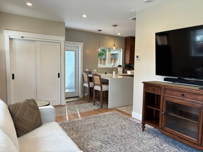 Open Concept living - 2203 Park Ave