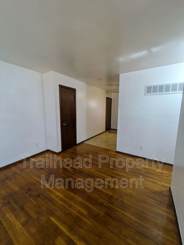 Photo - 106 S High St