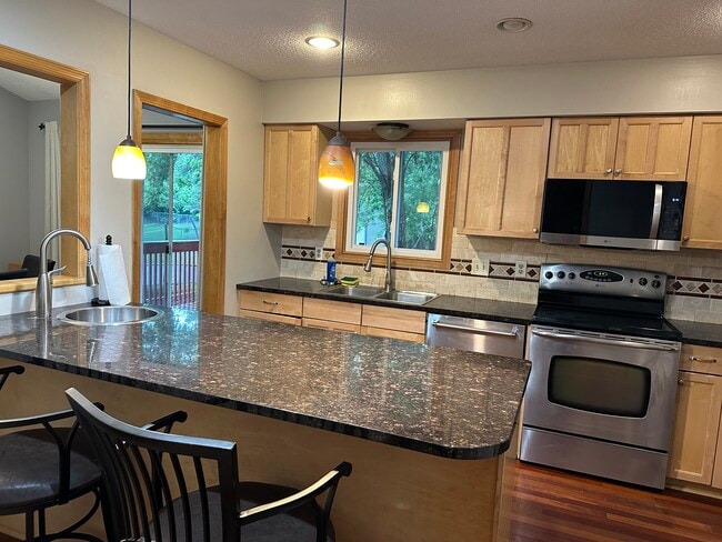 Photo - 1657 Helena Rd N