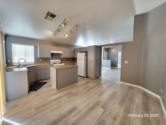 Photo - 5823 Stoneborough St