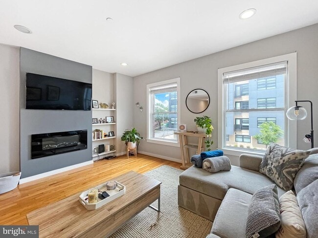 Building Photo - 1367 Florida Ave NE Unit 302