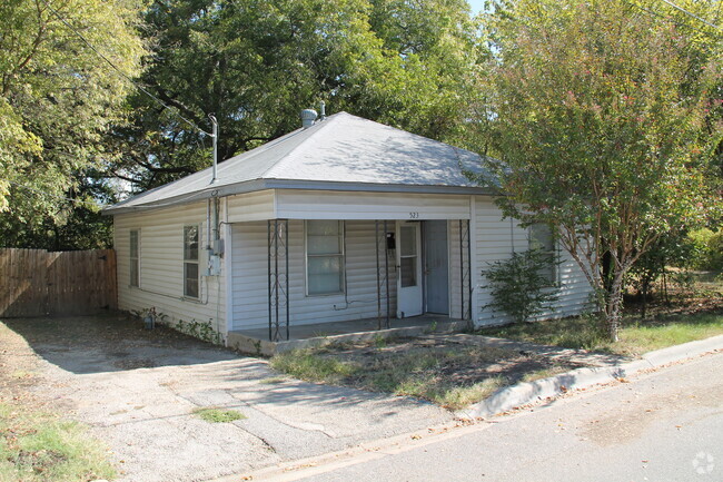 Building Photo - Cute 2 Bedroom House in Good Condition