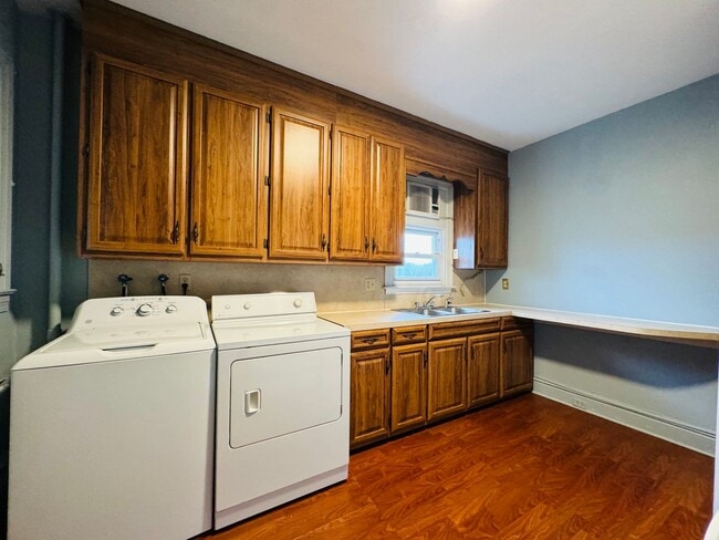 Building Photo - 1369 W Market St Unit 2nd Floor