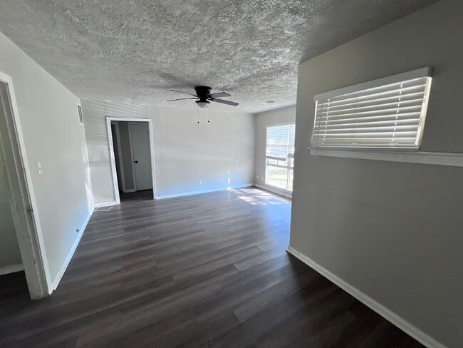 Photo - 5831 Belneath St