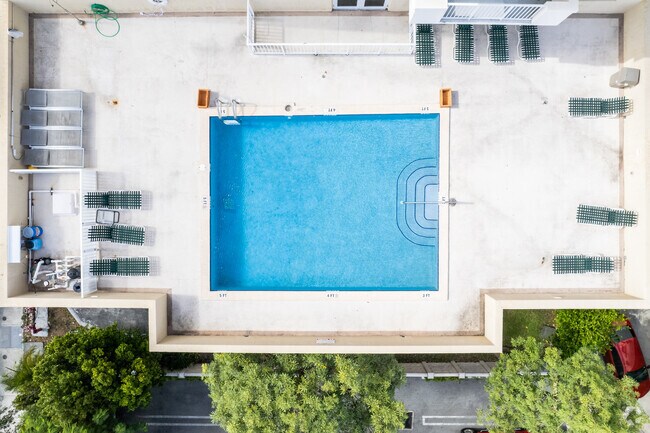 Área de piscina - 119 SW 6th Ave