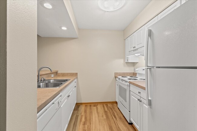 Kitchen with Breakfast Bar - Appleton Place